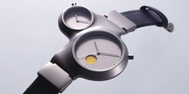 la historia del reloj de doble cara 'caos' con ventana de color