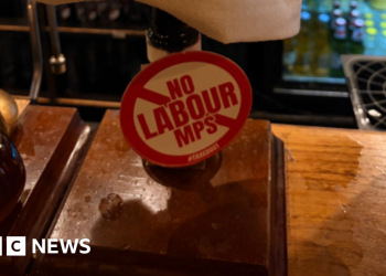 El número 10 dice que respalda a los pubs mientras los propietarios prohíben a los parlamentarios laboristas en protesta fiscal