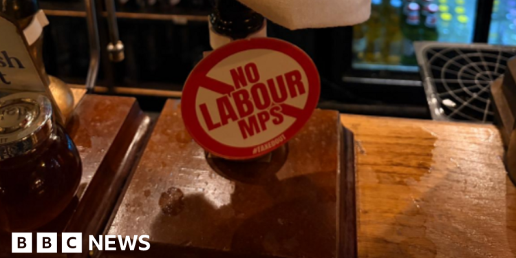 El número 10 dice que respalda a los pubs mientras los propietarios prohíben a los parlamentarios laboristas en protesta fiscal