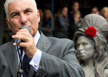 El padre de Amy Winehouse ataca en justicia a las vendeuses des robes de sa fille