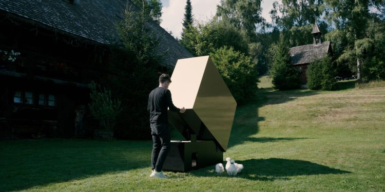 Una fachada dorada envuelve un gallinero geométrico minimalista para seis aves