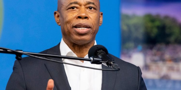 El alcalde saliente de la ciudad de Nueva York, Adams Next, quiere arreglar la educación, la violencia y el antisemitismo con criptomonedas