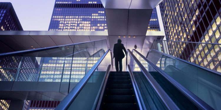 ¿Ascendiendo en la escala profesional? 5 secretos para desarrollar la resiliencia de líderes que alguna vez estuvieron en su lugar