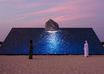 seis n. Cinco tierras en Abu Dhabi con una reluciente instalación 'hacia el cielo'