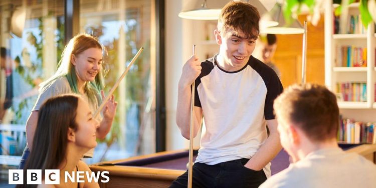 Cientos de centros juveniles previstos para llegar a la generación «aislada»