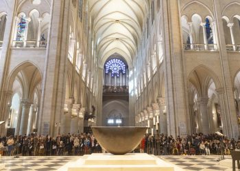 Ferveur retrouvée, visiteurs éblouis, chantiers d'avenir… Les nouveaux visages de Notre-Dame