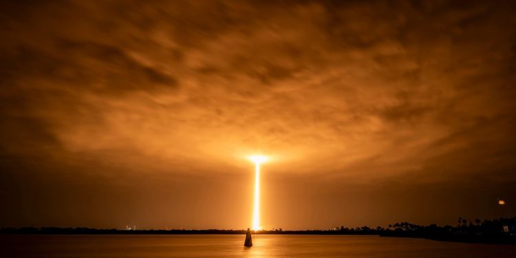 SpaceX marca el lanzamiento número 100 de Space Coast en 2025 con impresionantes imágenes del Falcon 9