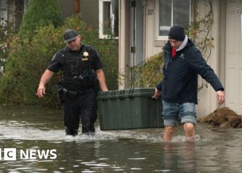 Miles de personas listas para evacuar mientras las inundaciones azotan el noroeste del Pacífico