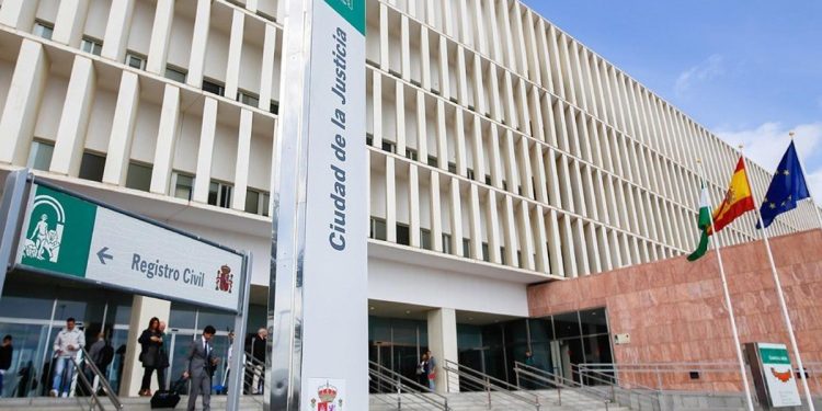 ABUSOS SEXUALES | Condenado a once años de cárcel por abusar de su hijastra menor de edad en Málaga