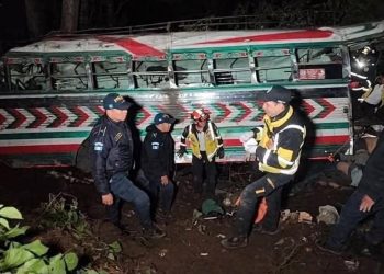 Al menos 15 muertos y casi 20 heridos al despeñarse un autobús en el sur de Guatemala