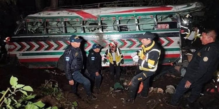 Al menos 15 muertos y casi 20 heridos al despeñarse un autobús en el sur de Guatemala