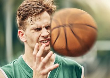 Descubran por qué una conmoción cerebral aumenta el riesgo de Alzheimer (y cómo prevenirlo)