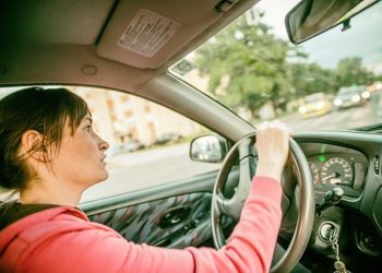 Este simple acto mientras conduce podría sabotear tu seguridad visual.