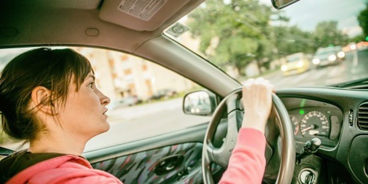 Este simple acto mientras conduce podría sabotear tu seguridad visual.