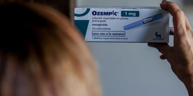 La cirugía bariátrica supera a los fármacos GLP-1 en pérdida de peso y control de obesidad.