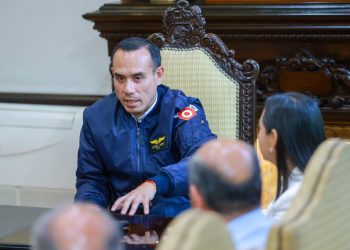 uno de los pilares del desarrollo del país tiene que ser la industrialización