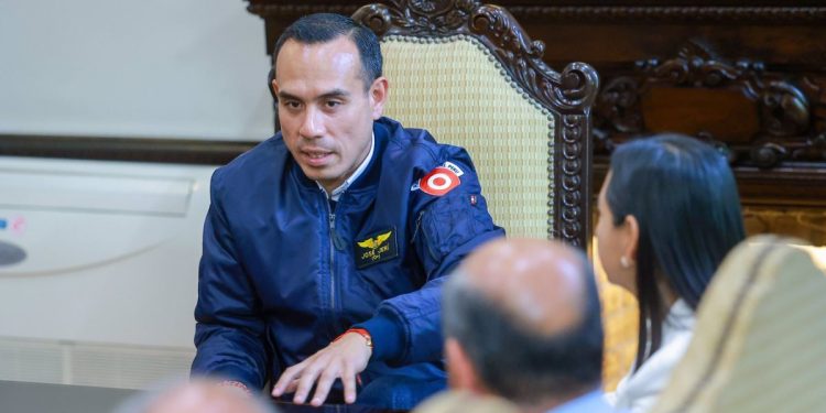 uno de los pilares del desarrollo del país tiene que ser la industrialización