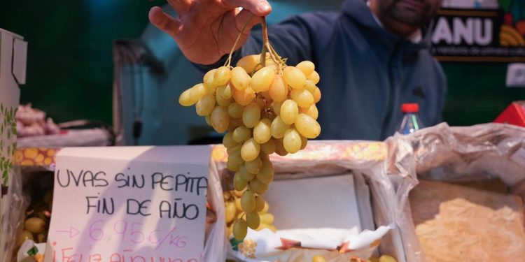 ¿Cómo prevenir el atragantamiento de niños durante Nochevieja? Pediatras dan las claves