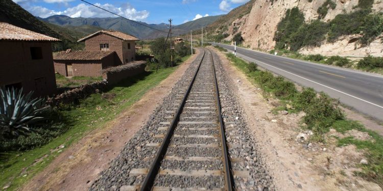Al menos un muerto y cerca de 80 heridos tras el choque frontal de dos tres que cubrían la ruta hacia Machu Pichu
