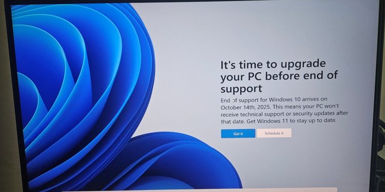 Windows 11 todavía tiene dificultades para impulsar a los usuarios mientras millones siguen con Windows 10 en oficinas y flotas de hardware.