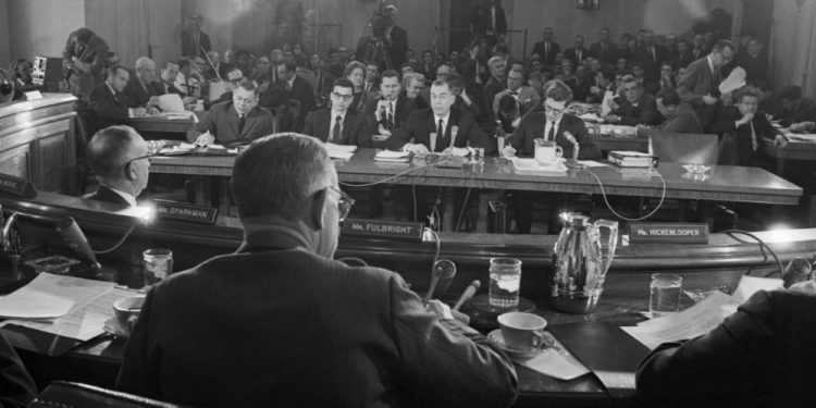 Lo que William Fulbright podría enseñar al Partido Republicano actual