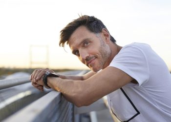 Haz estos 4 entrenamientos de salto de bajo impacto para desarrollar potencia después de los 50