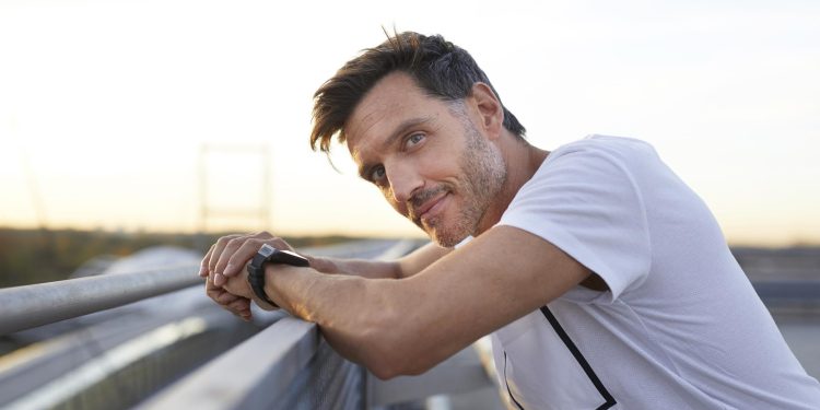 Haz estos 4 entrenamientos de salto de bajo impacto para desarrollar potencia después de los 50