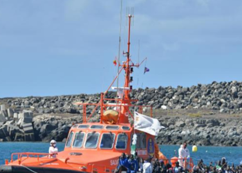 Localizado un cayuco con una veintena de inmigrantes en aguas de El Hierro