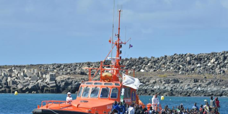 Localizado un cayuco con una veintena de inmigrantes en aguas de El Hierro