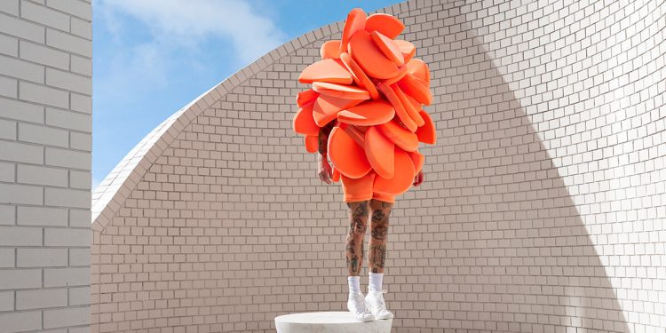 Los trajes de Gerwyn Davies remodelan el cuerpo en deslumbrantes autorretratos.