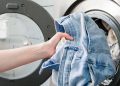 Un experto explica 6 errores comunes en el lavado de ropa que están acabando con tus prendas favoritas