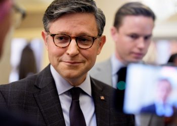 Por qué las mujeres republicanas en el Congreso están cansadas de Mike Johnson