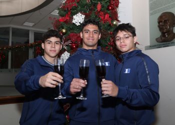 Los gimnastas Jaycko Bourdet, Gabriel Paniagua y Mario Taperio brindan por los retos y sueños del 2026.