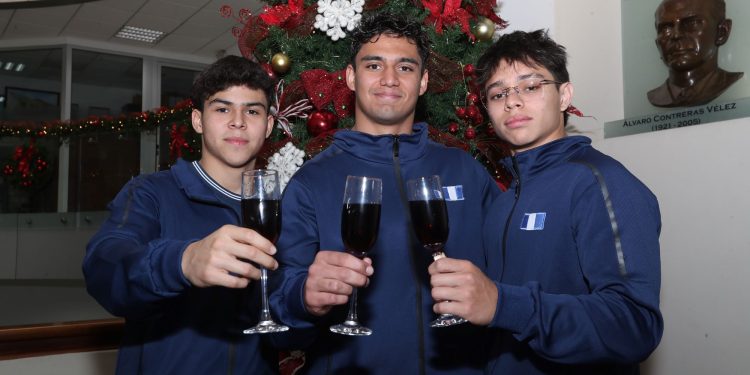 Los gimnastas Jaycko Bourdet, Gabriel Paniagua y Mario Taperio brindan por los retos y sueños del 2026.