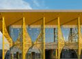 Arcos de metal amarillo enmarcan la extensión de la terminal del aeropuerto en Rumania
