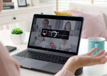 Los fallos en las videollamadas están costando empleos y libertad condicional a las personas, según un estudio