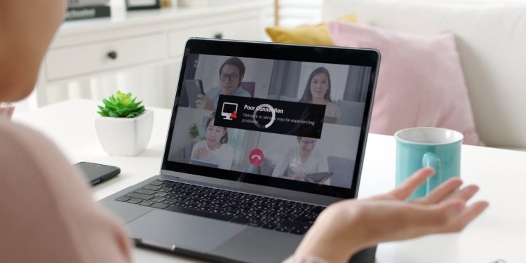 Los fallos en las videollamadas están costando empleos y libertad condicional a las personas, según un estudio