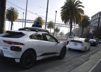 Waymo retira del mercado software robotaxi por incidentes en autobuses escolares