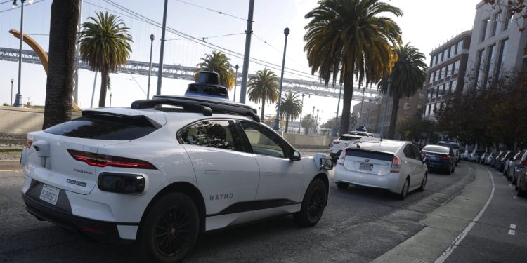 Waymo retira del mercado software robotaxi por incidentes en autobuses escolares