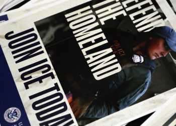ICE está utilizando personas influyentes en línea y segmentación geográfica para reclutar agentes de deportación