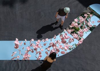 El hotel histórico recibe una 'lengua de sabor' metálica del estudio Deng en Montpellier.