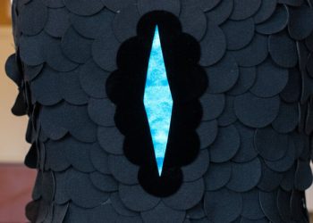 Las plumas ultranegras de un pájaro inspiran la tela más oscura jamás fabricada