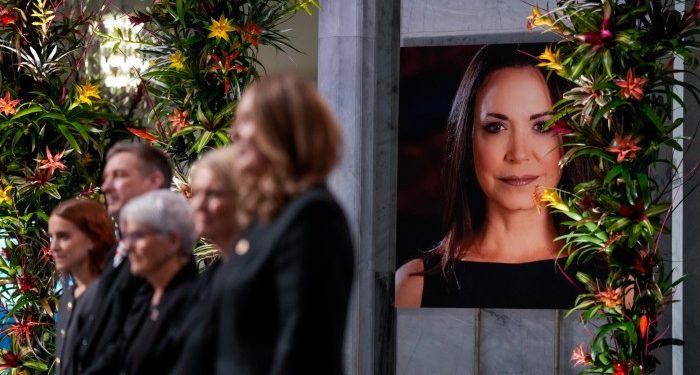 Líder opositor venezolano huye de su escondite para recoger el Premio Nobel de la Paz