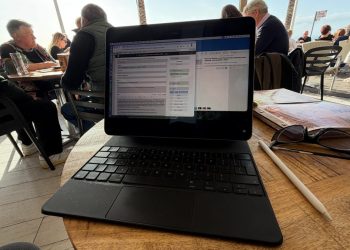 Viajo con un iPad que actúa como una MacBook con pantalla táctil: aquí está mi configuración