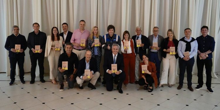 Javier Milei aumentará el sueldo de sus ministros y funcionarios, pero mantendrá congelado su salario