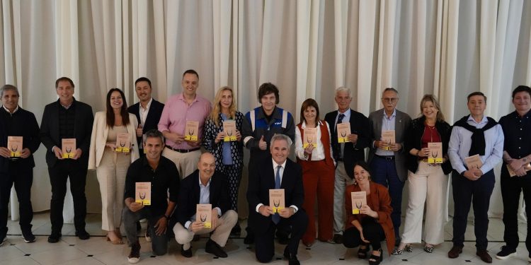 las propuestas más polémicas del libro que Javier Milei les regaló a sus ministros