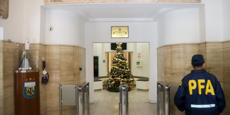 La Justicia allanó la casa de Faroni, que quiso irse del país, y encontró en la AFA el contrato que lo une a Tapia y Toviggino.