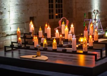 Máquinas de vidrio, luz y sonido animan una mesa navideña interactiva de 20 metros.
