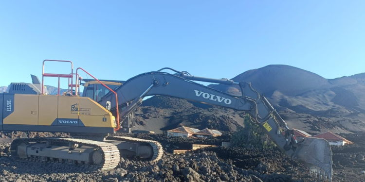 Comienzan las obras para recuperar una nueva carrera de la lava del volcán de La Palma.