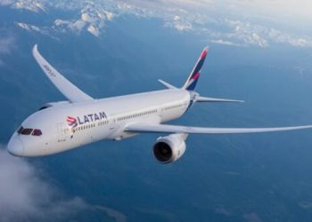 Pilotos critican a Milei por permitir a Latam vuelos de cabotaje